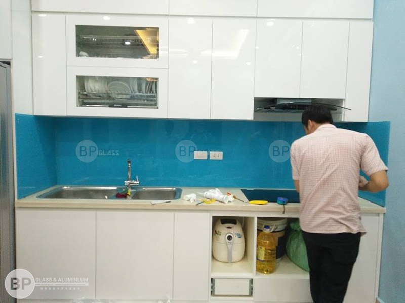 Lắp kính màu ốp tường bếp màu xanh Lơ tại 107 Võ Chí Công